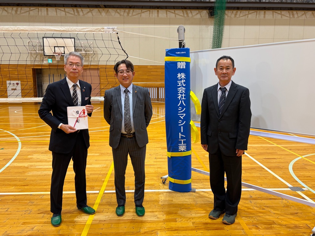 寄附された物品の前での記念写真