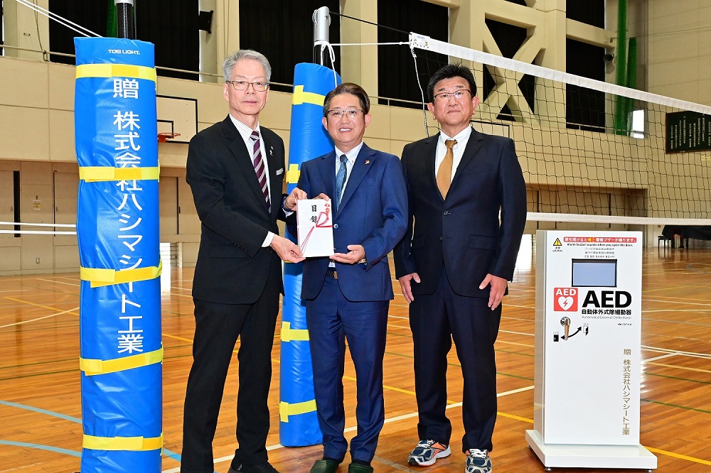寄附された物品の前での写真撮影