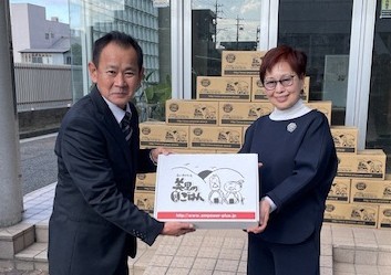 国際クラブ青山様と竹鼻中学校高橋校長との記念撮影