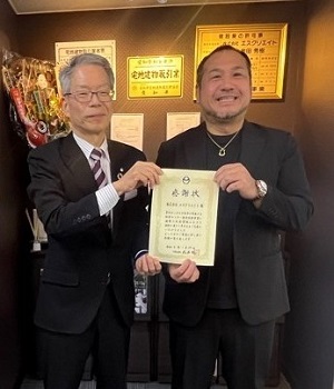 記念撮影をする森教育長と奥田代表取締役