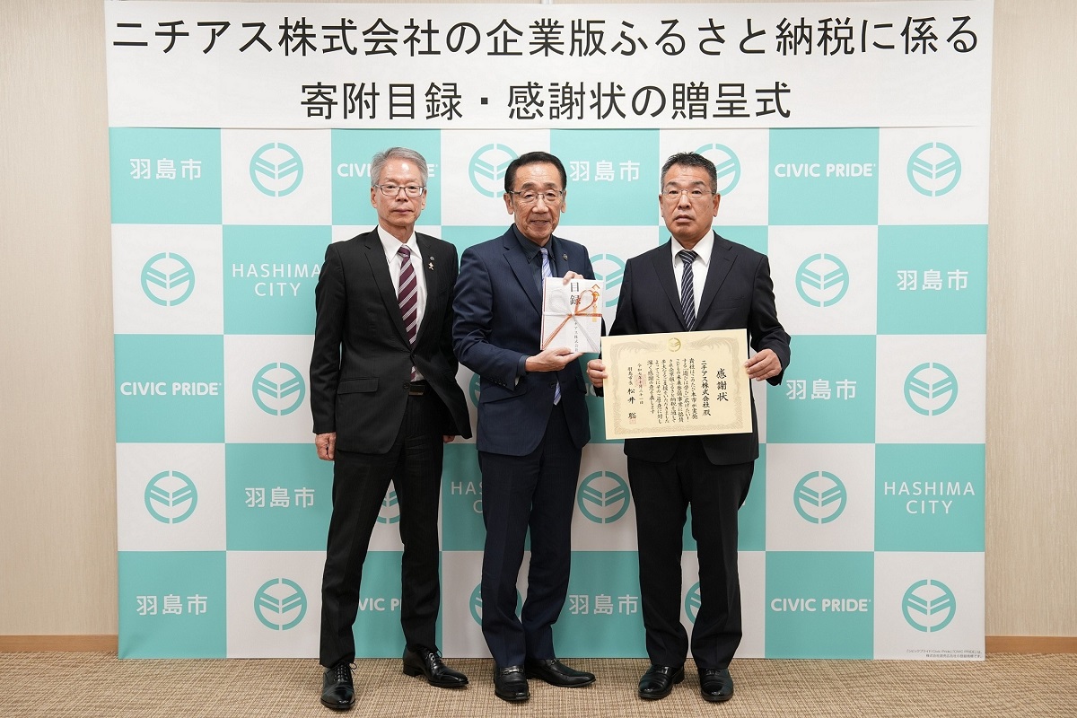 記念撮影をする松井市長と滝本工場長