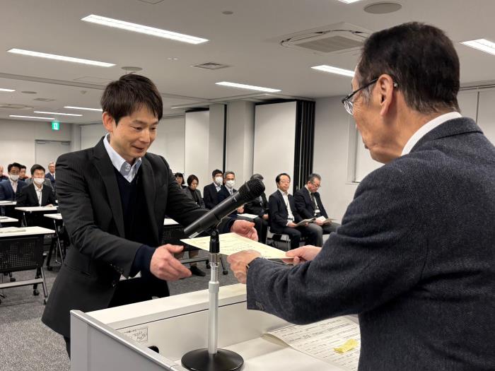 表彰状授与の様子1